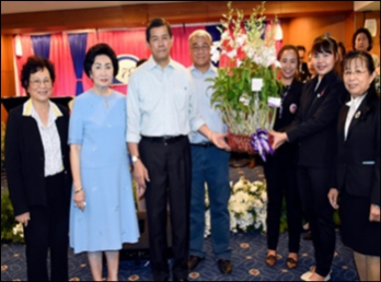 วิทยาลัยนานาชาติ
เข้ามอบกระเช้าดอกไม้อวยพร
เนื่องในวันคล้ายวันเกิด
ของนายกสภามหาวิทยาลัยราชภัฏสวนสุนันทา