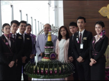 สาขาธุรกิจการบิน วิทยาลัยนานาชาติ
มหาวิทยาลัยราชภัฏสวนสุนันทา
ร่วมประดิษฐ์กระทงเพื่อส่งมอบให้กับบริษัท
การบินไทย จำกัด (มหาชน)
ใช้ประดับและสืบสานประเพณีลอยกระทง ปี
2560