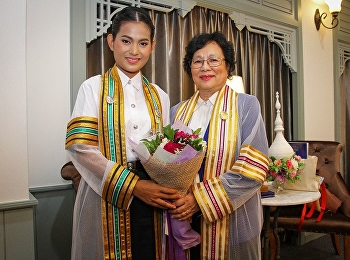 คณบดีวิทยาลัยนานาชาติ
ร่วมแสดงความยินดีพร้อมถ่ายรูปกับบัณฑิตใหม่ที่ได้เกียรตินิยมสูงสุด
 ในพิธีฝึกซ้อมรับพระราชทานปริญญาบัตร
ประจำปีพุทธศักราช 2560