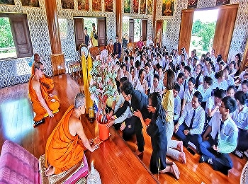 International College, Suan Sunandha
Rajabhat University (SSRUIC) led by the
dean, Asst.Prof. Dr. Krongthong
Khairiree and management team,
lecturers, staff together with students
have made merit and  presented Lent
Candles of 2019 to monks at Sri Thavorn