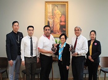 วิทยาลัยนานาชาติ
มหาวิทยาลัยราชภัฏสวนสุนันทา
ได้เข้ามอบของที่ระลึก แด่
ผู้ช่วยศาสตราจารย์ ดร.คมสัน โสมณวัตร
รองอธิการบดีฝ่ายวิทยาเขตนครปฐม
ในวาระเทศกาลขึ้นปีใหม่ 2564